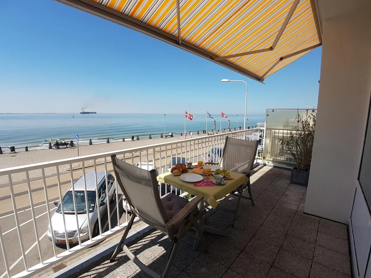APARTMENT BY THE SEA