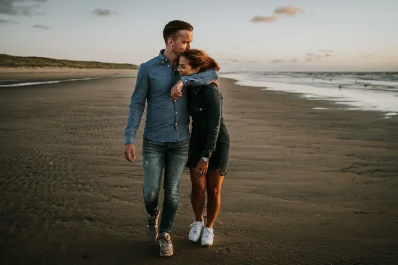 big_intieme_loveshoot_op_het_strand_tijdens_golden_hour